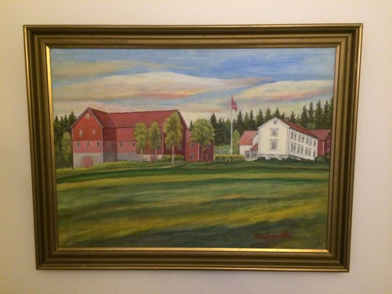 Maleriet av Opheim, barndomshjemmet til Anne Bergitte og Hansine, henger på Strømnes. Det er en gave fra Marit Hembre Taraldsen.
